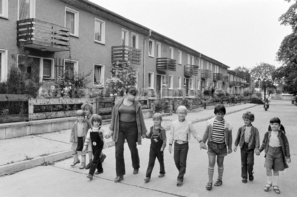 GDR image archive: Berlin - Group of children with a teacher in the terraced house complex taking a walk on Am Falkenberg in the Gruenau district of Berlin, East Berlin in the territory of the former GDR, German Democratic Republic