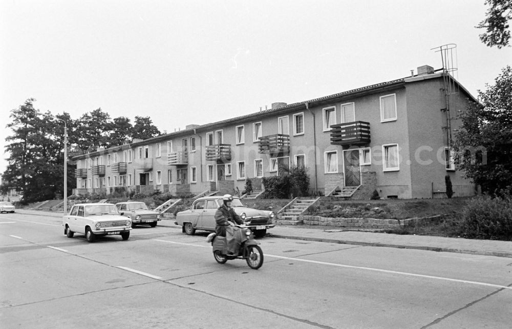 GDR photo archive: Berlin - Facades of residential buildings of the terraced house complex Am Falkenberg in the district of Gruenau in Berlin East Berlin in the territory of the former GDR, German Democratic Republic