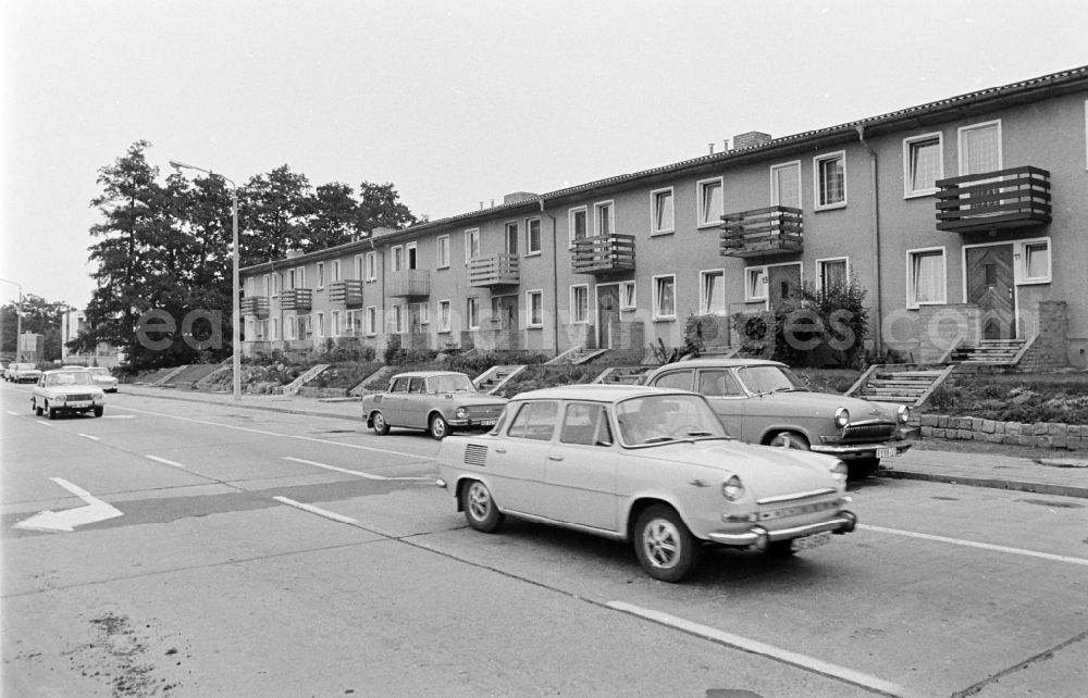 GDR picture archive: Berlin - Facades of residential buildings in the terraced house complex Am Falkenberg in the Gruenau district of East Berlin in the territory of the former GDR, German Democratic Republic