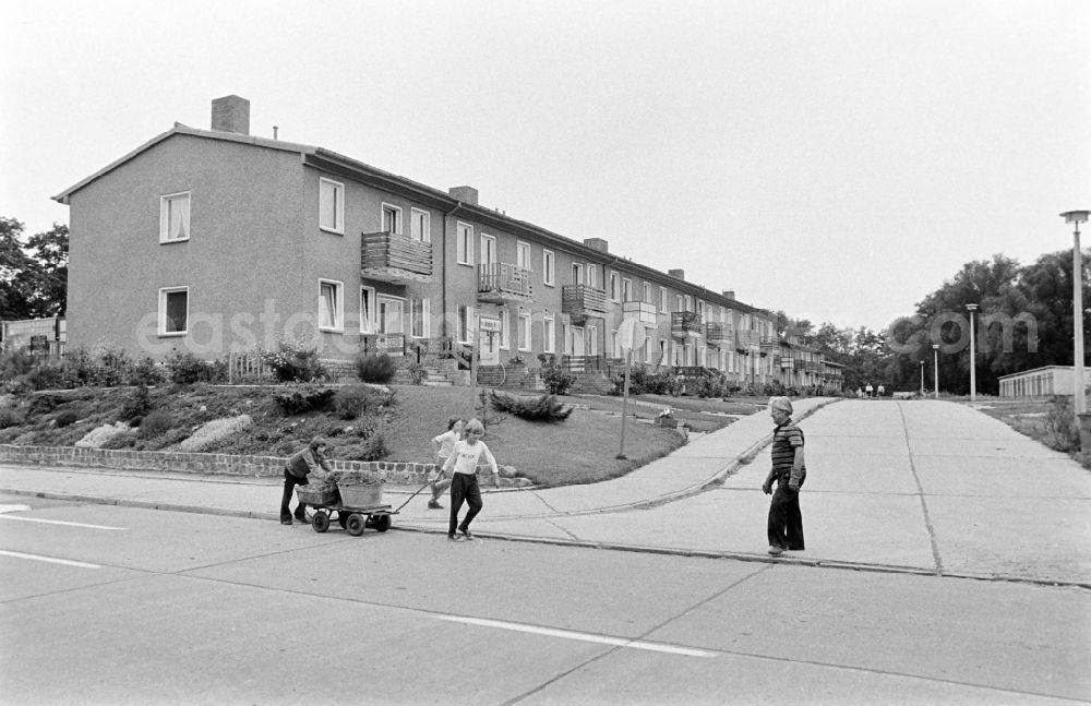 Berlin: Children with wheelbarrow in the terraced house complex Am Falkenberg in the district of Gruenau in East Berlin in the territory of the former GDR, German Democratic Republic