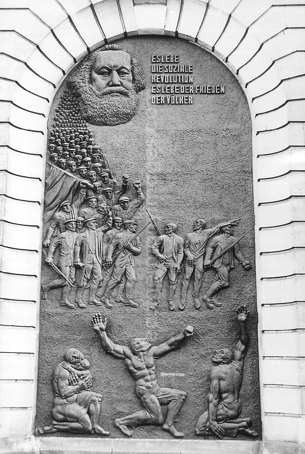 GDR image archive: Berlin - Relief an der Westseite des Berliner Stadthauses Berlin 1989