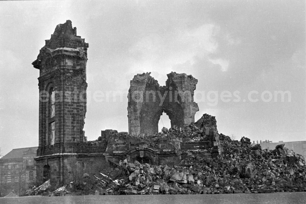 GDR photo archive: Dresden - Ruins of the facade and roof construction of the Dresden Frauenkirche as a national memorial and anti-war memorial on Rampische Strasse in the Altstadt district of Dresden, Saxony in the area of the former GDR, German Democratic Republic