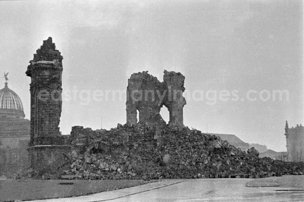 GDR picture archive: Dresden - Ruins of the facade and roof construction of the Dresden Frauenkirche as a national memorial and anti-war memorial on Rampische Strasse in the Altstadt district of Dresden, Saxony in the area of the former GDR, German Democratic Republic