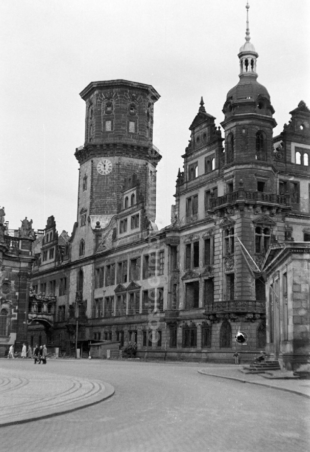 GDR photo archive: Dresden - Ruins of the rest of the facade and roof structuredes Dresdner Schloss on bridge Augustusbruecke in the district Altstadt in Dresden, Saxony on the territory of the former GDR, German Democratic Republic