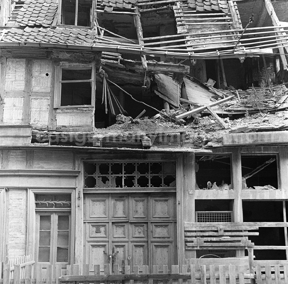 GDR picture archive: Halberstadt - Rubble and ruins Rest of the facade and roof structure of the half-timbered house Dominikanerstrasse - Groeperstrasse in Halberstadt in the state Saxony-Anhalt on the territory of the former GDR, German Democratic Republic