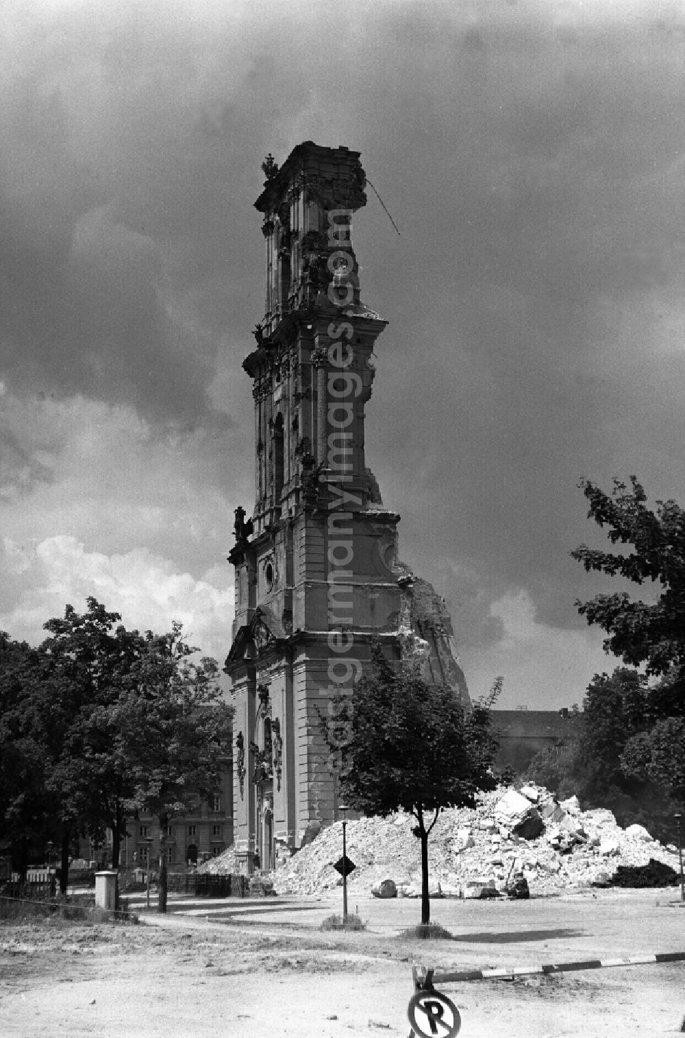 Potsdam: Ruins Remains of the facade and roof construction of the Potsdam Garrison Church before the demolition of the bell tower on Breite Strasse in the Innenstadt district of Potsdam, Brandenburg in the territory of the former GDR, German Democratic Republic