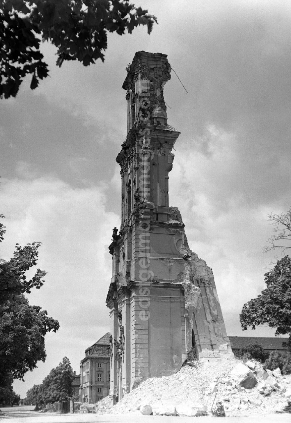 Potsdam: Ruins Remains of the facade and roof construction of the Potsdam Garrison Church before the demolition of the bell tower on Breite Strasse in the Innenstadt district of Potsdam, Brandenburg in the territory of the former GDR, German Democratic Republic