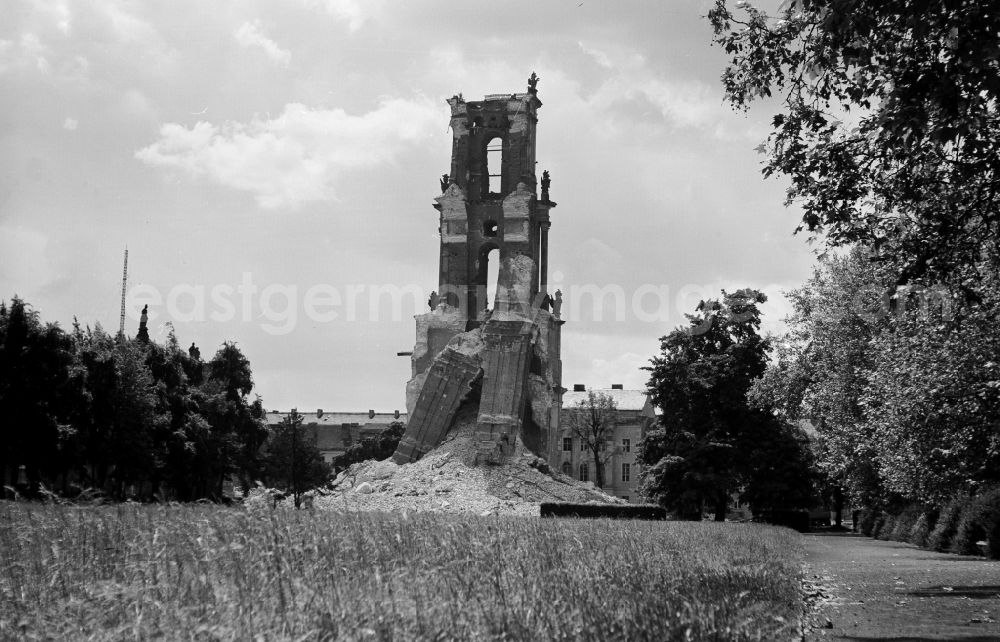 GDR photo archive: Potsdam - Ruins Remains of the facade and roof construction of the Potsdam Garrison Church before the demolition of the bell tower on Breite Strasse in the Innenstadt district of Potsdam, Brandenburg in the territory of the former GDR, German Democratic Republic