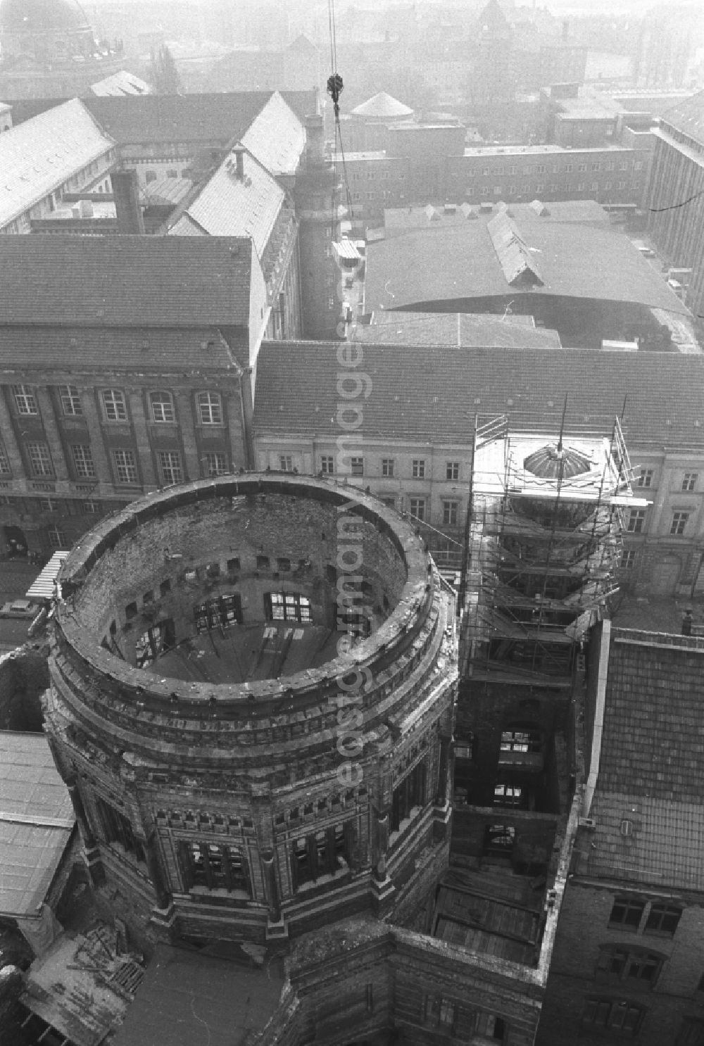 GDR photo archive: Berlin - Debris and wall remains of the ruins of the synagogue Neue Synagoge Berlin - Centrum Judaicum on street Oranienburger Strasse in the district Mitte in Berlin Eastberlin on the territory of the former GDR, German Democratic Republic