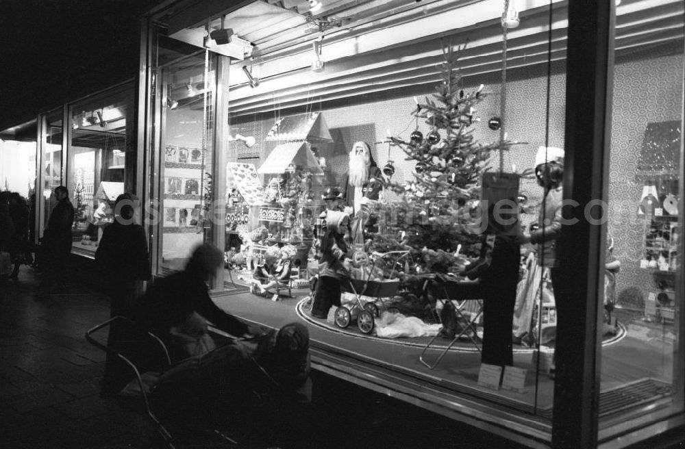 Berlin: Blick auf die weihnachtliche Schaufensterdekoration mit Schaufensterpuppe als Weihnachtsmann verkleidet vom CENTRUM Warenhaus am Alexanderplatz in Berlin-Mitte.