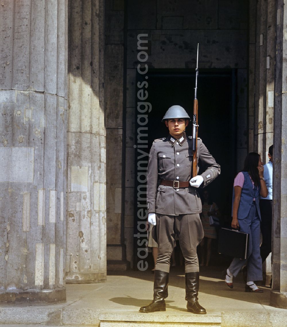 GDR picture archive: Berlin - Soldier of the honor guard of the NVA Guard Regiment Friedrich Engels in front of the Neue Wache on the street Unter den Linden in the Mitte district of Berlin, East Berlin in the territory of the former GDR, German Democratic Republic