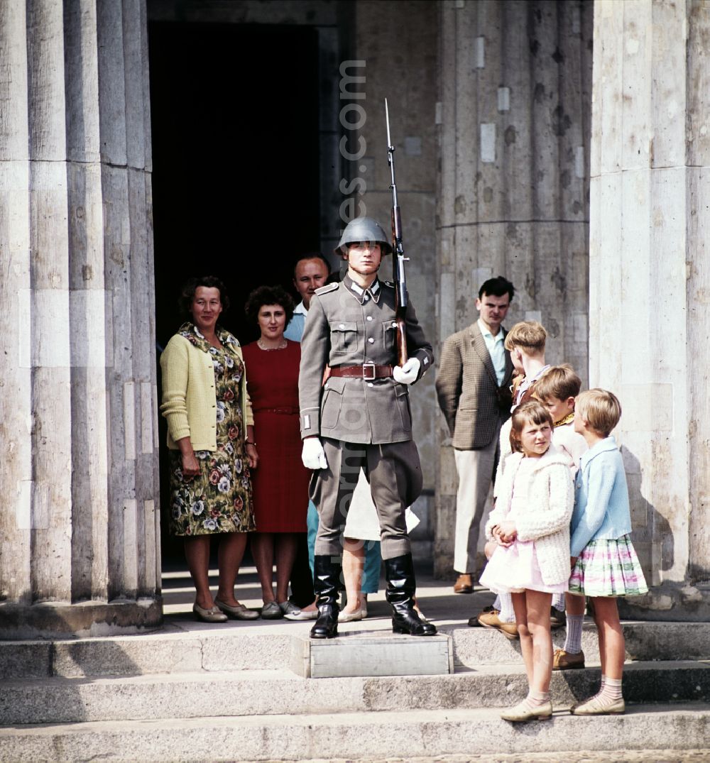 Berlin: Soldier of the honor guard of the NVA Guard Regiment Friedrich Engels in front of the Neue Wache on the street Unter den Linden in the Mitte district of Berlin, East Berlin in the territory of the former GDR, German Democratic Republic