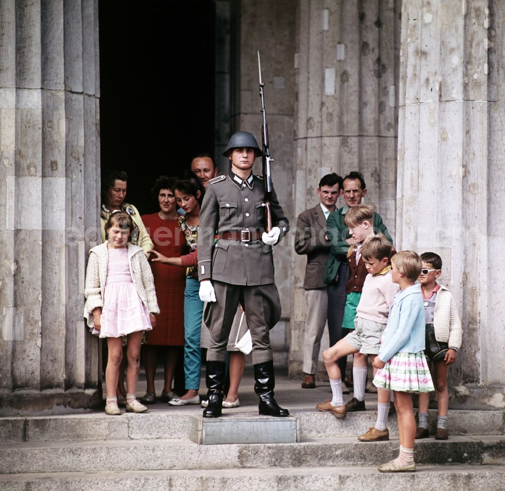 GDR image archive: Berlin - Soldier of the honor guard of the NVA Guard Regiment Friedrich Engels in front of the Neue Wache on the street Unter den Linden in the Mitte district of Berlin, East Berlin in the territory of the former GDR, German Democratic Republic