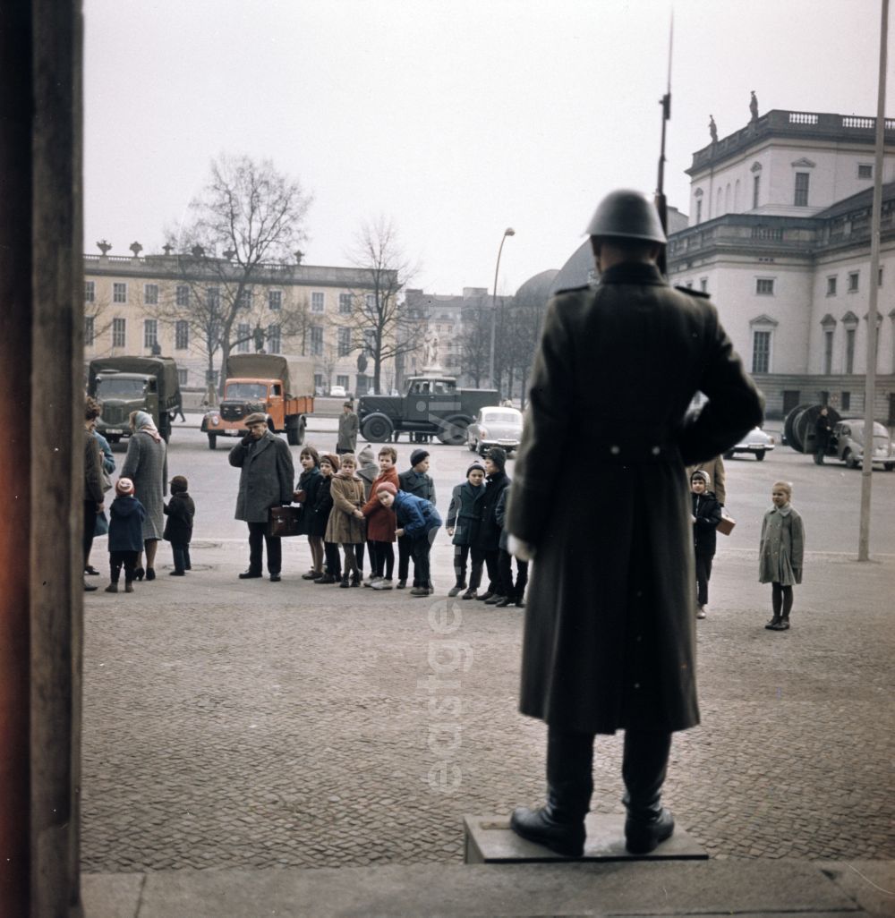 GDR photo archive: Berlin - Soldier of the honor guard of the NVA Guard Regiment Friedrich Engels in front of the Neue Wache on the street Unter den Linden in the Mitte district of Berlin, East Berlin in the territory of the former GDR, German Democratic Republic