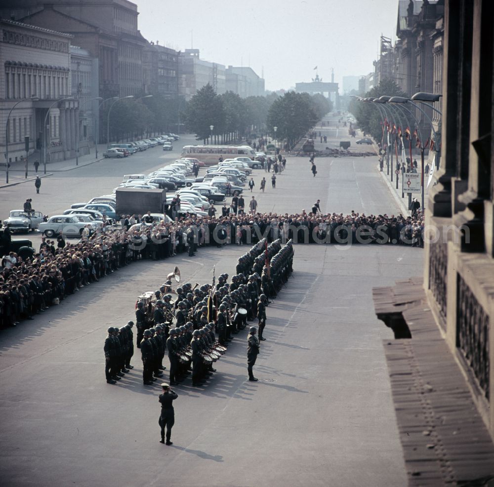 GDR picture archive: Berlin - Grand guard procession of the honor formation of the NVA Guard Regiment Friedrich Engels in front of the New Guard on the street Unter den Linden in the Mitte district of Berlin, East Berlin on the territory of the former GDR, German Democratic Republic