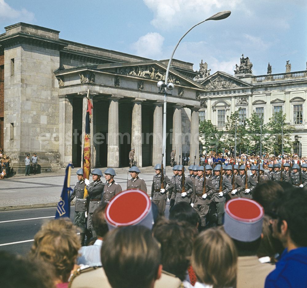 Berlin: Grand guard procession of the honor formation of the NVA Guard Regiment Friedrich Engels in front of the New Guard on the street Unter den Linden in the Mitte district of Berlin, East Berlin on the territory of the former GDR, German Democratic Republic