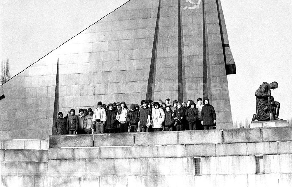 GDR photo archive: Berlin (Treptow) - 1985 Schülerexkursion der Polytechnischen Oberschule Heinrich Heine Karlshagen (Mecklenburg-Vorpommern) im Treptower Park am sowjetischen Ehrendenkmal in Berlin-Treptow