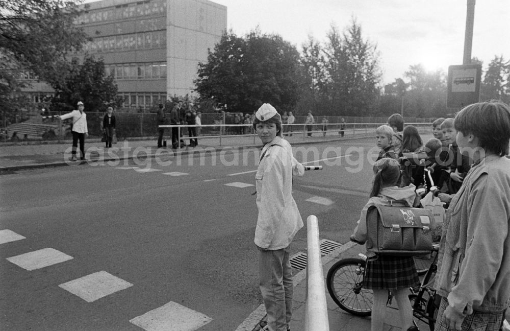 Berlin: School crossing guards on the way to school for pedestrians and passers-by in traffic at the intersection at Schulzendorfer Strasse and Waltersdorfer Strasse in the district of Bohnsdorf in Berlin East Berlin in the area of the former GDR, German Democratic Republic