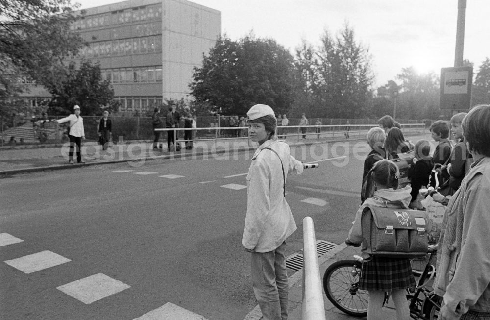 GDR image archive: Berlin - School crossing guards on the way to school for pedestrians and passers-by in traffic at the intersection at Schulzendorfer Strasse and Waltersdorfer Strasse in the district of Bohnsdorf in Berlin East Berlin in the area of the former GDR, German Democratic Republic