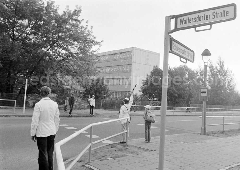 GDR photo archive: Berlin - School crossing guards on the way to school for pedestrians and passers-by in traffic at the intersection at Schulzendorfer Strasse and Waltersdorfer Strasse in the district of Bohnsdorf in Berlin East Berlin in the area of the former GDR, German Democratic Republic