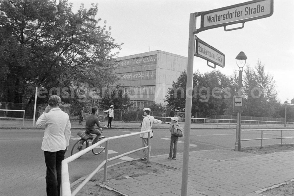 GDR picture archive: Berlin - School crossing guards on the way to school for pedestrians and passers-by in traffic at the intersection at Schulzendorfer Strasse and Waltersdorfer Strasse in the district of Bohnsdorf in Berlin East Berlin in the area of the former GDR, German Democratic Republic