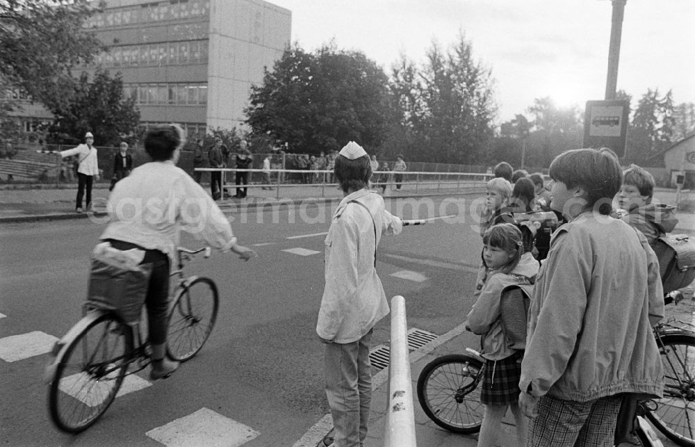 Berlin: School crossing guards on the way to school for pedestrians and passers-by in traffic at the intersection at Schulzendorfer Strasse and Waltersdorfer Strasse in the district of Bohnsdorf in Berlin East Berlin in the area of the former GDR, German Democratic Republic