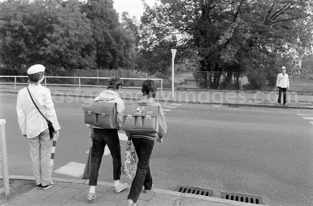 GDR image archive: Berlin - School crossing guards on the way to school for pedestrians and passers-by in traffic at the intersection at Schulzendorfer Strasse and Waltersdorfer Strasse in the district of Bohnsdorf in Berlin East Berlin in the area of the former GDR, German Democratic Republic