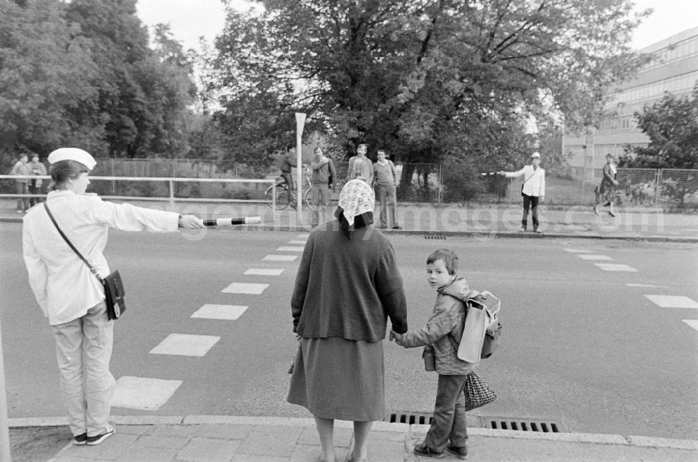 GDR picture archive: Berlin - School crossing guards on the way to school for pedestrians and passers-by in traffic at the intersection at Schulzendorfer Strasse and Waltersdorfer Strasse in the district of Bohnsdorf in Berlin East Berlin in the area of the former GDR, German Democratic Republic