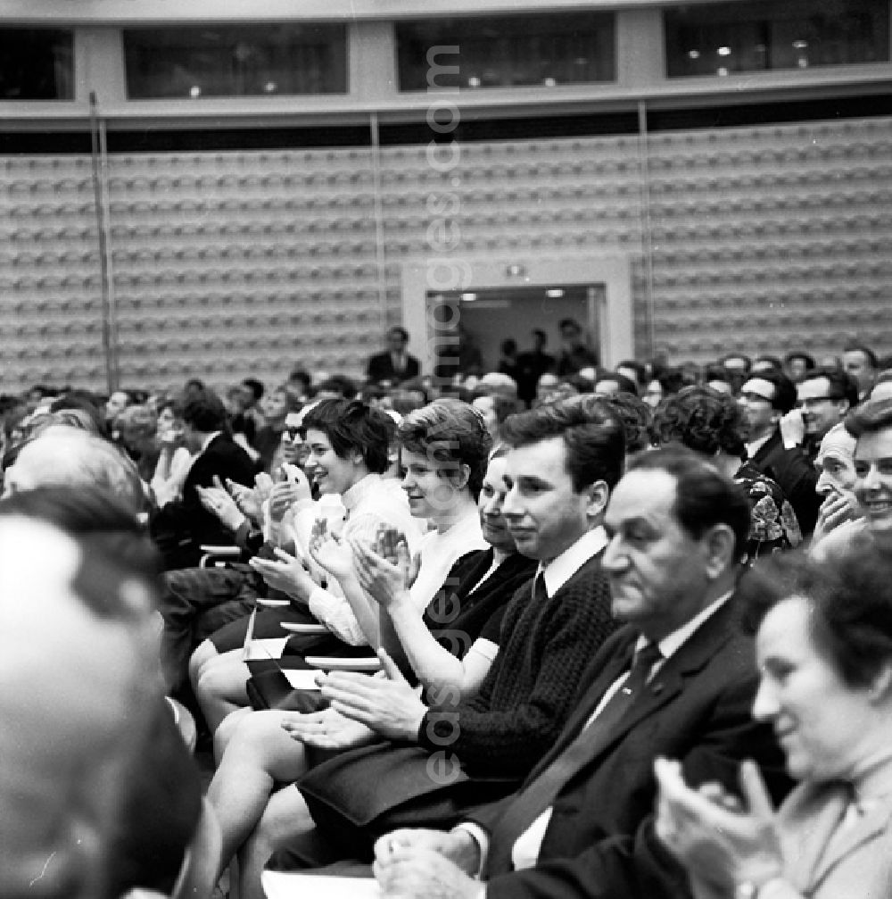 GDR image archive: Berlin - Schrittmacherforum mit Fernsehen u. Schriftstellern in der Kongreßhalle.