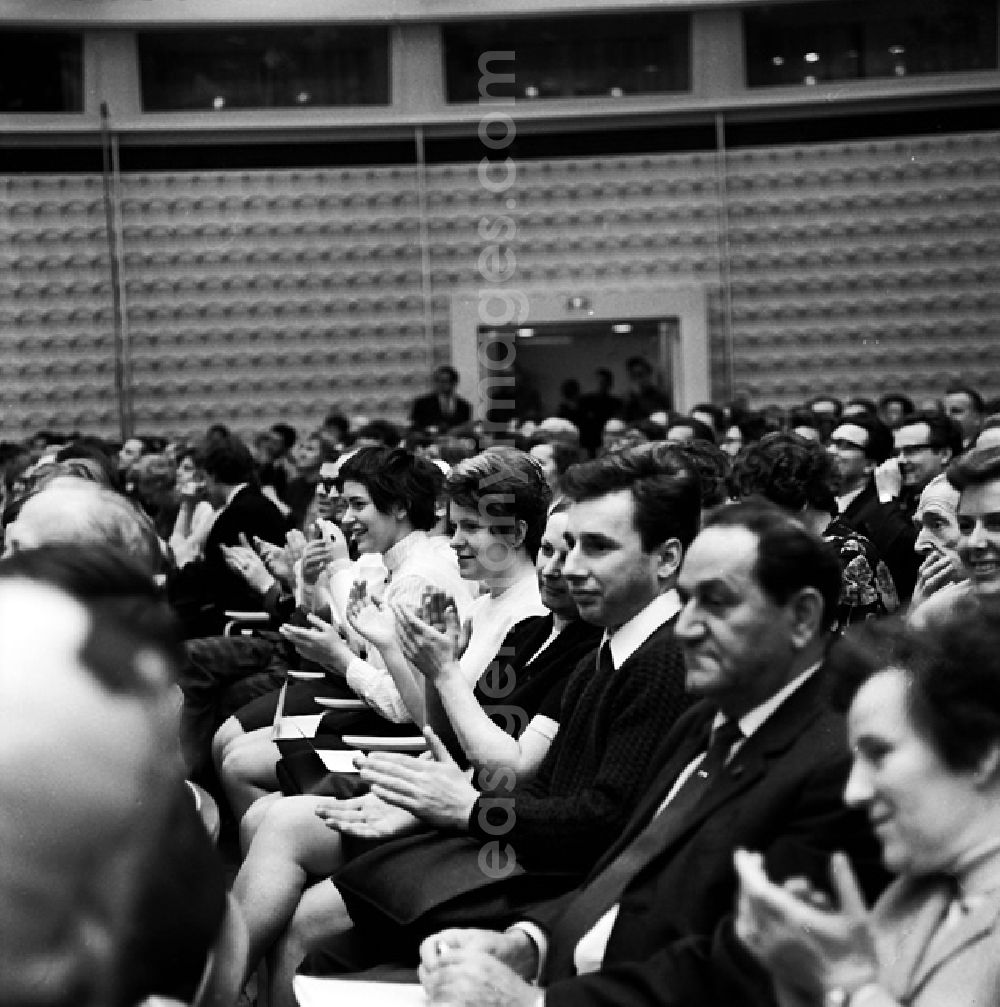 GDR photo archive: Berlin - Schrittmacherforum mit Fernsehen u. Schriftstellern in der Kongreßhalle.