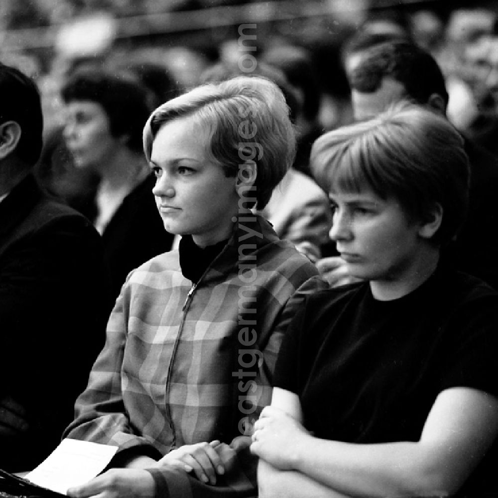 GDR picture archive: Berlin - Schrittmacherforum mit Fernsehen u. Schriftstellern in der Kongreßhalle.