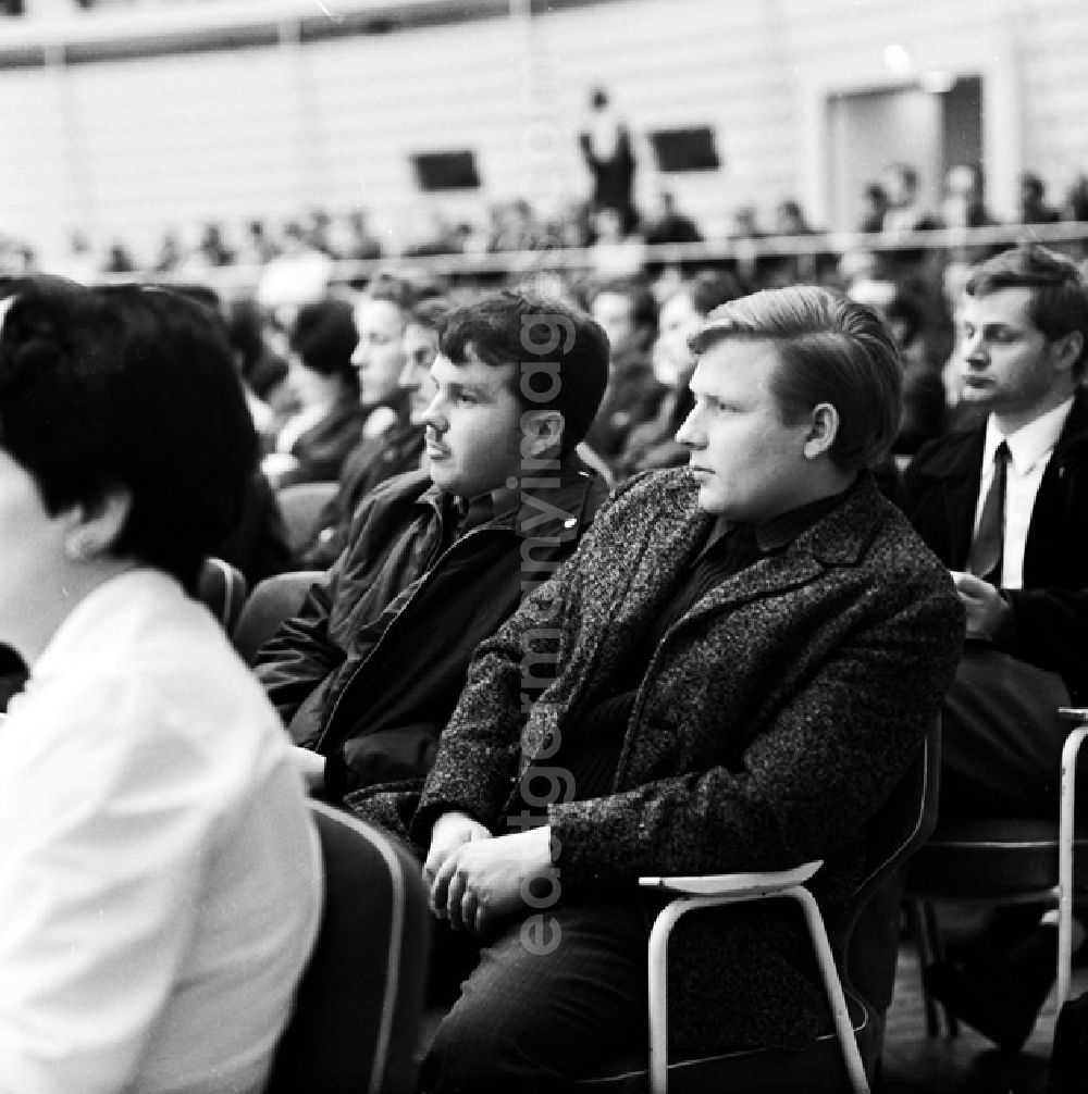 Berlin: Schrittmacherforum mit Fernsehen u. Schriftstellern in der Kongreßhalle.