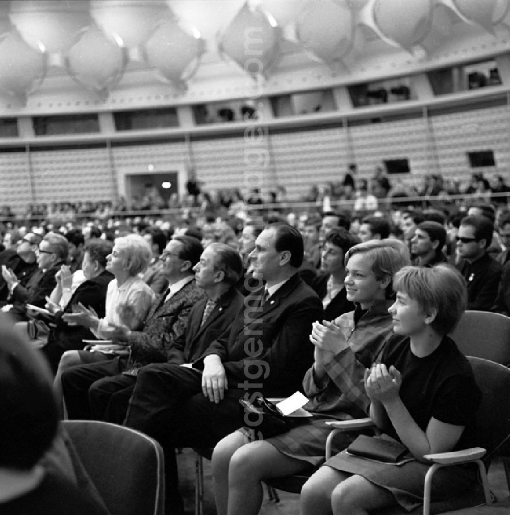 GDR photo archive: Berlin - Schrittmacherforum mit Fernsehen u. Schriftstellern in der Kongreßhalle.