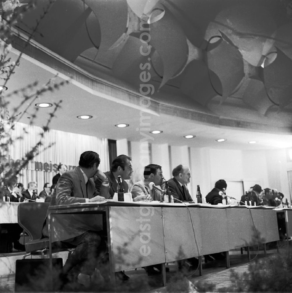 GDR picture archive: Berlin - Schrittmacherforum mit Fernsehen u. Schriftstellern in der Kongreßhalle.