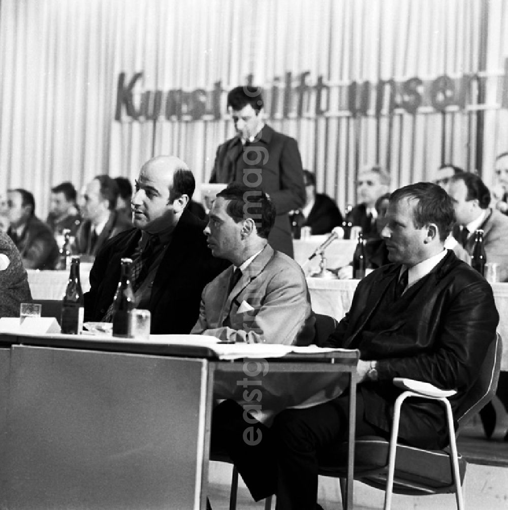 GDR image archive: Berlin - Schrittmacherforum mit Fernsehen u. Schriftstellern in der Kongreßhalle.