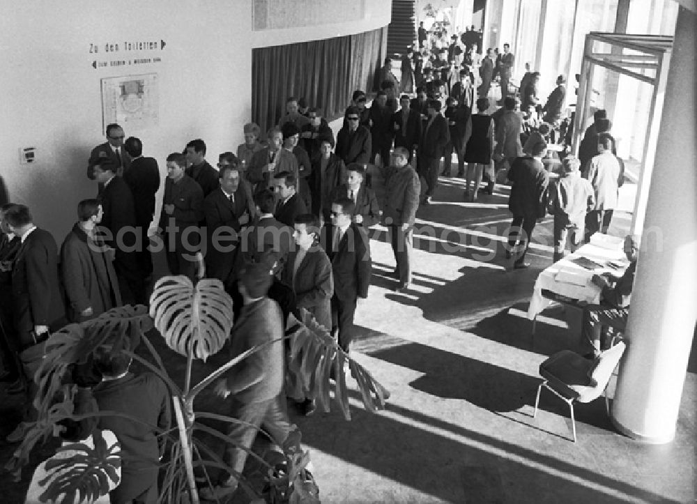 GDR photo archive: Berlin - Schrittmacherforum mit Fernsehen u. Schriftstellern in der Kongreßhalle.