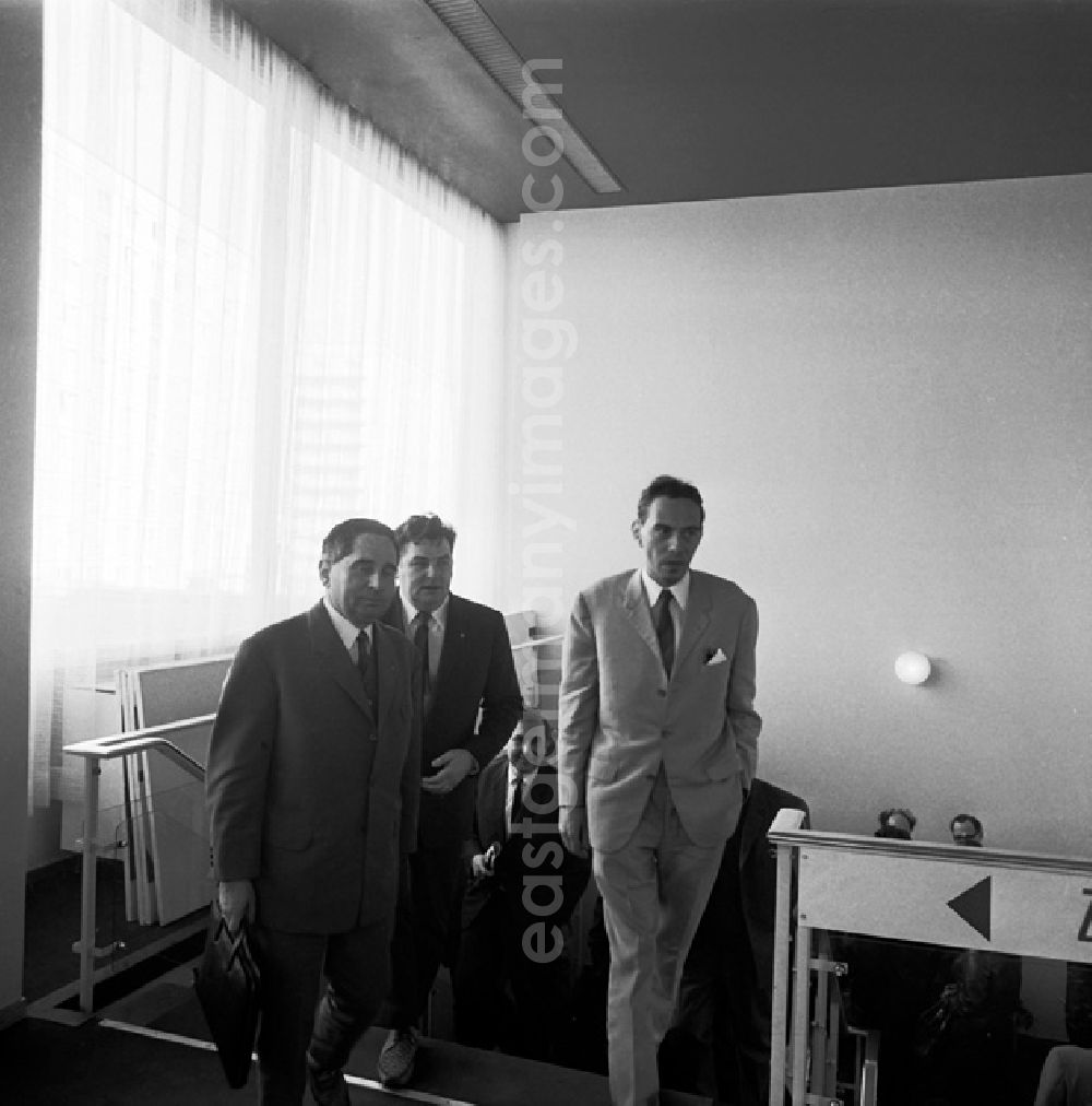 GDR picture archive: Berlin - Schrittmacherforum mit Fernsehen u. Schriftstellern in der Kongreßhalle.