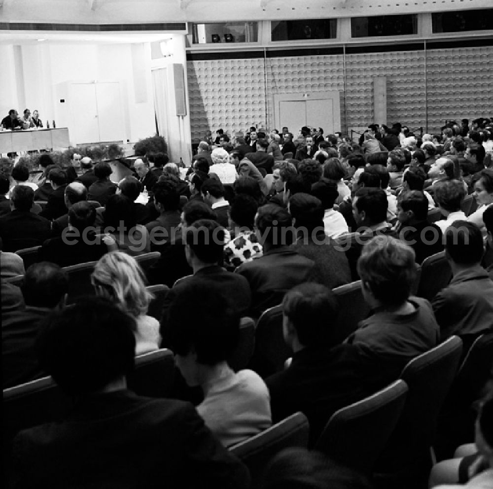 Berlin: Schrittmacherforum mit Fernsehen u. Schriftstellern in der Kongreßhalle.