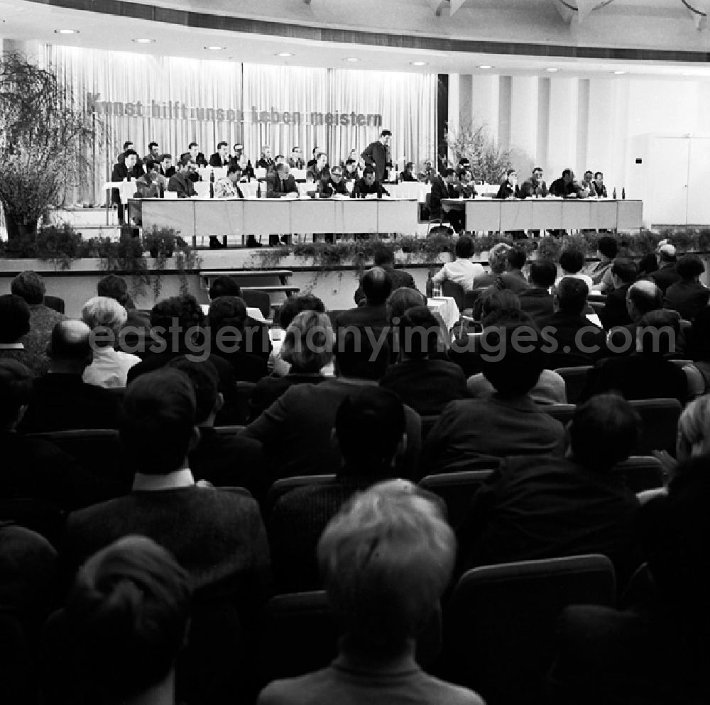 GDR image archive: Berlin - Schrittmacherforum mit Fernsehen u. Schriftstellern in der Kongreßhalle.