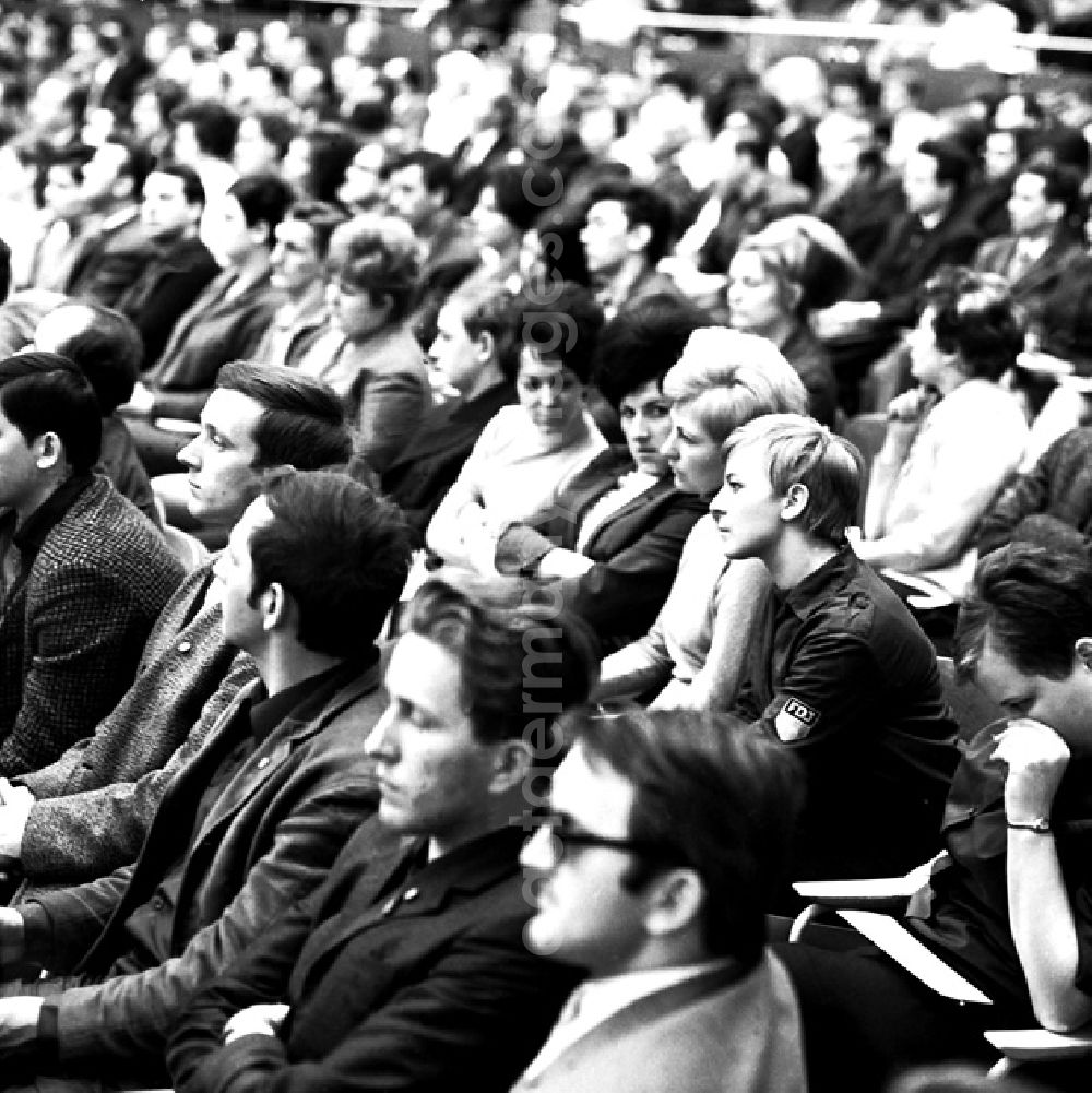 GDR photo archive: Berlin - Schrittmacherforum mit Fernsehen u. Schriftstellern in der Kongreßhalle.