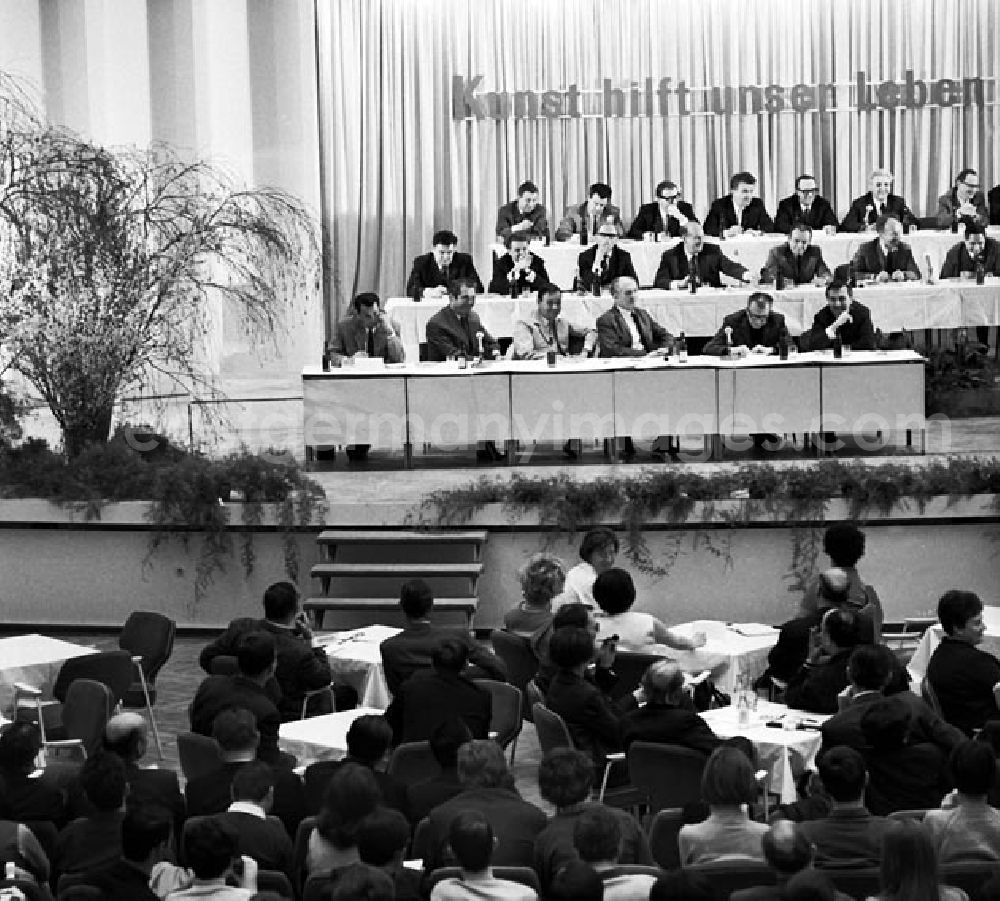 GDR picture archive: Berlin - Schrittmacherforum mit Fernsehen u. Schriftstellern in der Kongreßhalle.