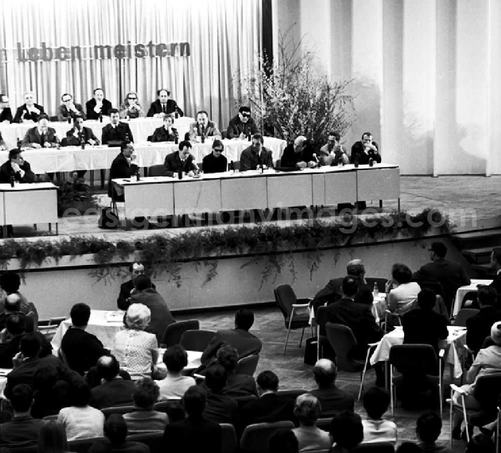 Berlin: Schrittmacherforum mit Fernsehen u. Schriftstellern in der Kongreßhalle.