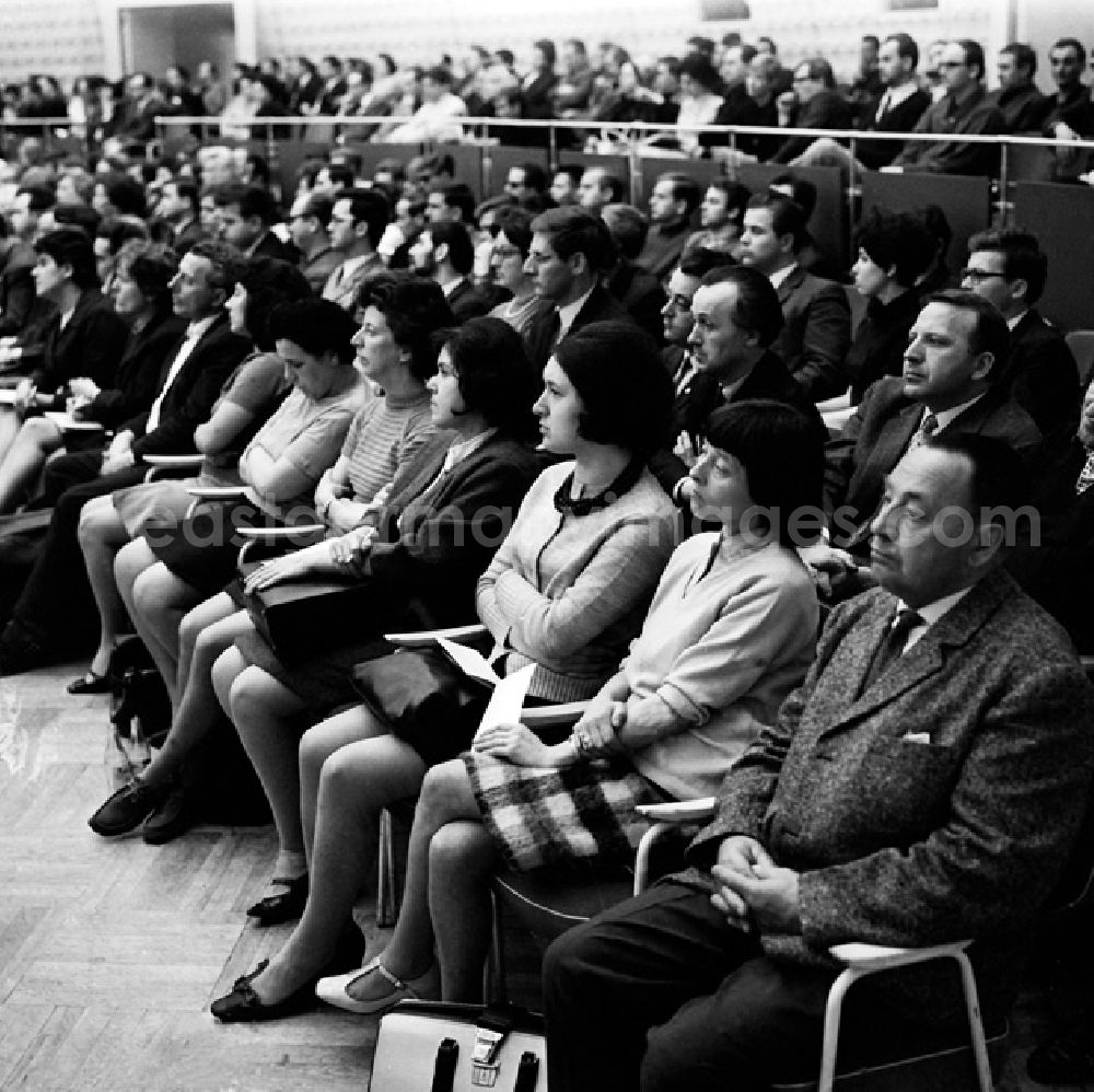 GDR image archive: Berlin - Schrittmacherforum mit Fernsehen u. Schriftstellern in der Kongreßhalle.