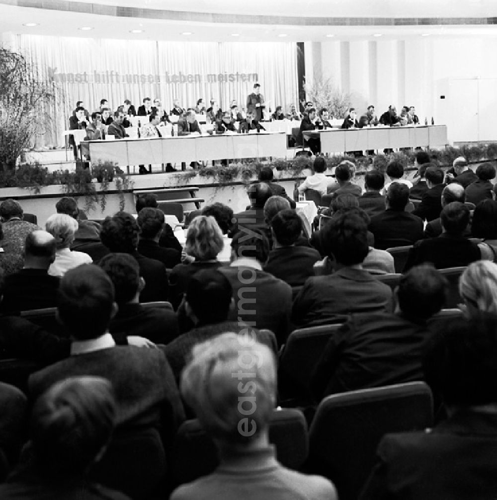 GDR photo archive: Berlin - Schrittmacherforum mit Fernsehen u. Schriftstellern in der Kongreßhalle.