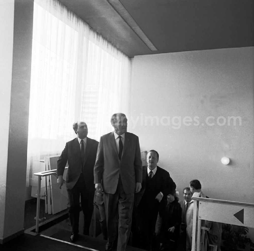 GDR picture archive: Berlin - Schrittmacherforum mit Fernsehen u. Schriftstellern in der Kongreßhalle.