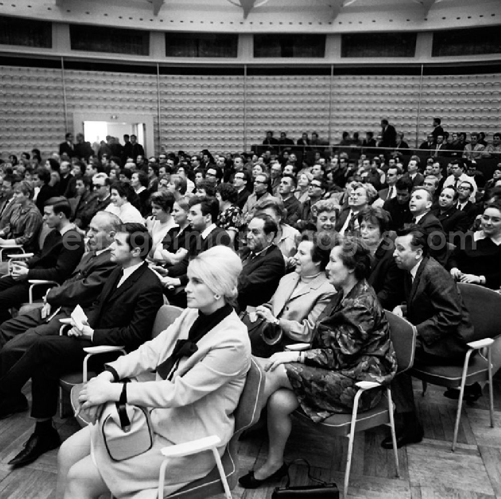 Berlin: Schrittmacherforum mit Fernsehen u. Schriftstellern in der Kongreßhalle.