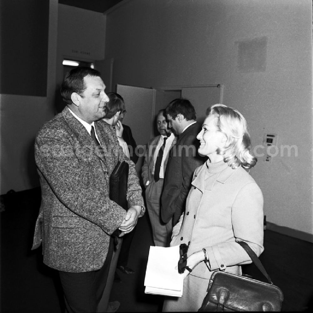 GDR image archive: Berlin - Schrittmacherforum mit Fernsehen u. Schriftstellern in der Kongreßhalle.