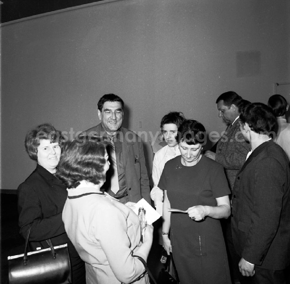 GDR photo archive: Berlin - Schrittmacherforum mit Fernsehen u. Schriftstellern in der Kongreßhalle.