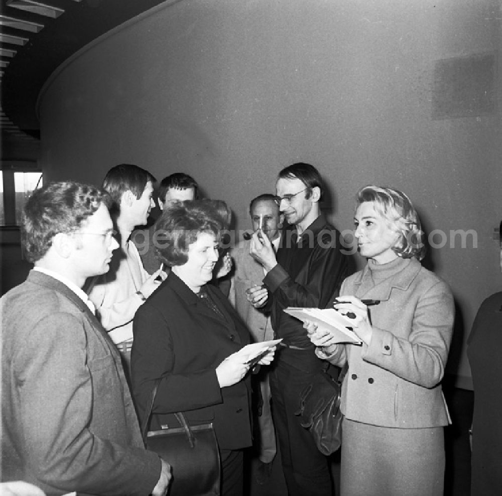 GDR picture archive: Berlin - Schrittmacherforum mit Fernsehen u. Schriftstellern in der Kongreßhalle.