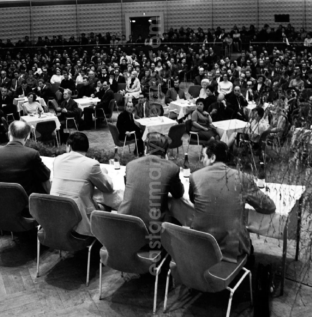 GDR image archive: Berlin - Schrittmacherforum mit Fernsehen u. Schriftstellern in der Kongreßhalle.